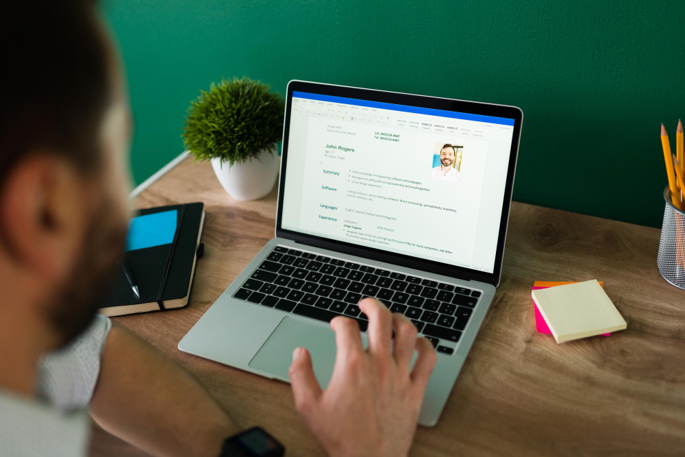 Nhân viên nam ngành chăm sóc khách hàng tìm mẫu CV chuẩn để xin việc