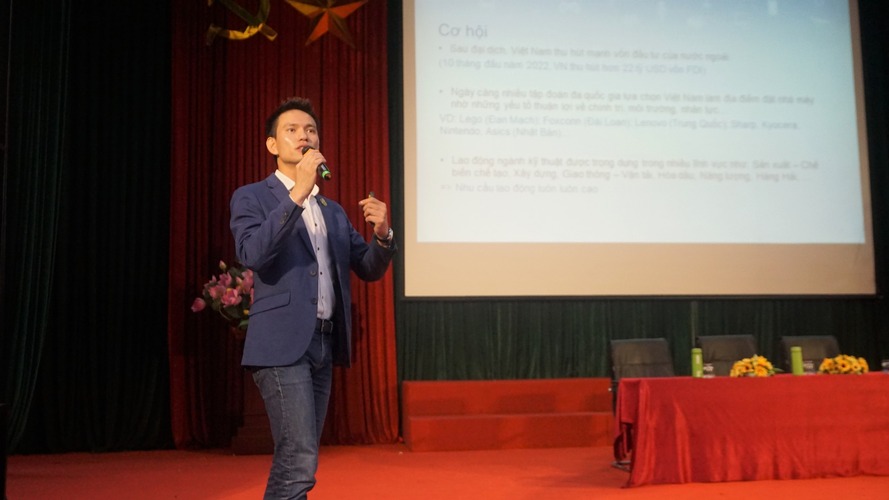 ChatGPT có lấy đi việc làm của người lao động?