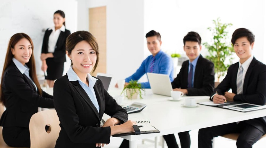A group of Manpower Vietnam RPO service consultants is discussing recruitment strategy