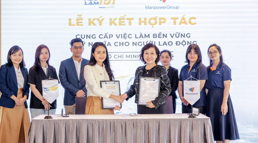 The Representative of Viec Lam Tot and ManpowerGroup Vietnam sign a partnership agreement