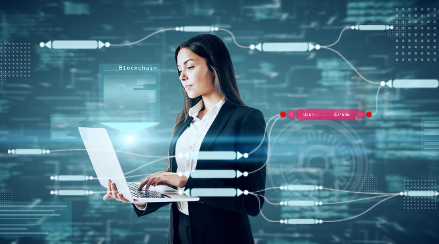 nhân viên nữ làm việc laptop xu hướng mô phỏng blockchain dữ liệu lớn crypto máy học bình đẳng giới trong ngành công nghệ thông tin báo cáo manpowergroup thiếu hụt khan hiếm lao động