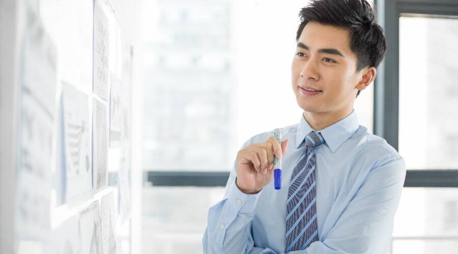 Nhân viên văn phòng tập trung suy nghĩ kế hoạch cho công việc