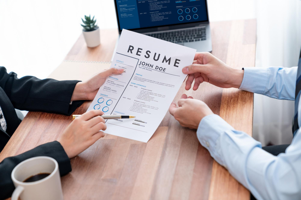 Hai người đang trao đổi về cách thể hiện kỹ năng mềm trong CV khi xem xét hồ sơ ứng tuyển.