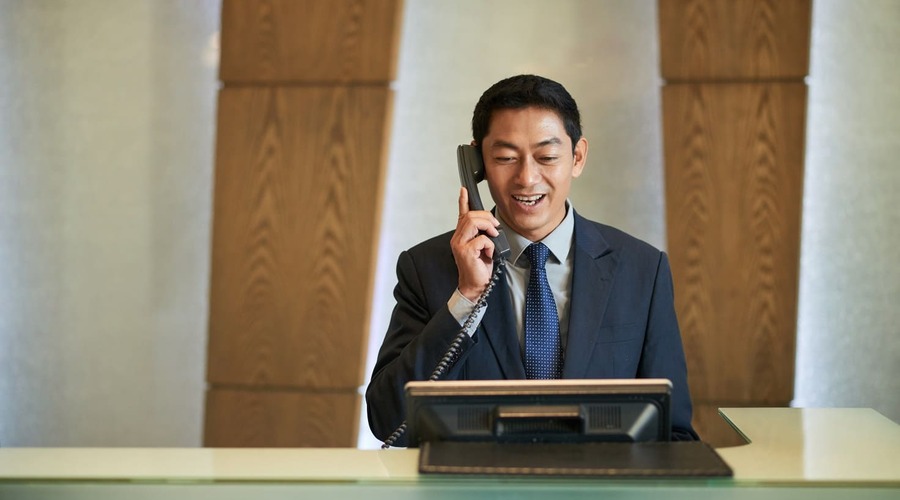 Nhân viên khách sạn lao động phổ thông trả lời điện thoại