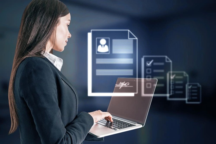 Một chuyên viên của dịch vụ headhunter của Manpower Việt Nam sàng lọc hồ sơ những ứng viên đạt yêu cầu