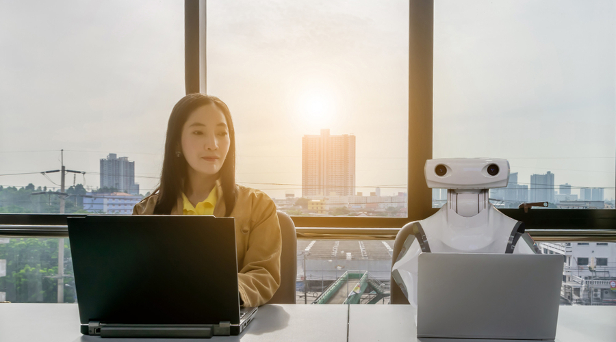 Văn phòng hiện đại của ManpowerGroup Việt Nam sử dụng công nghệ cao và bố trí robot tại bàn làm việc
