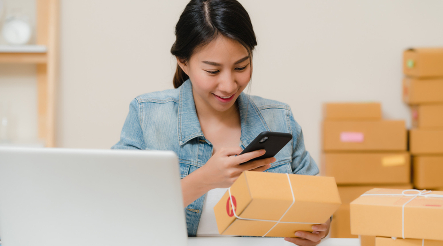 A female consumer happily purchased on online platform