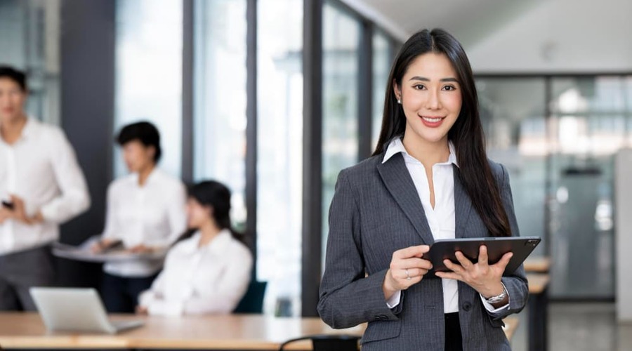 Dịch vụ RPO - nữ chuyên viên tư vấn cầm máy tính bảng giới thiệu về các dịch vụ nhân sự tại Việt Nam