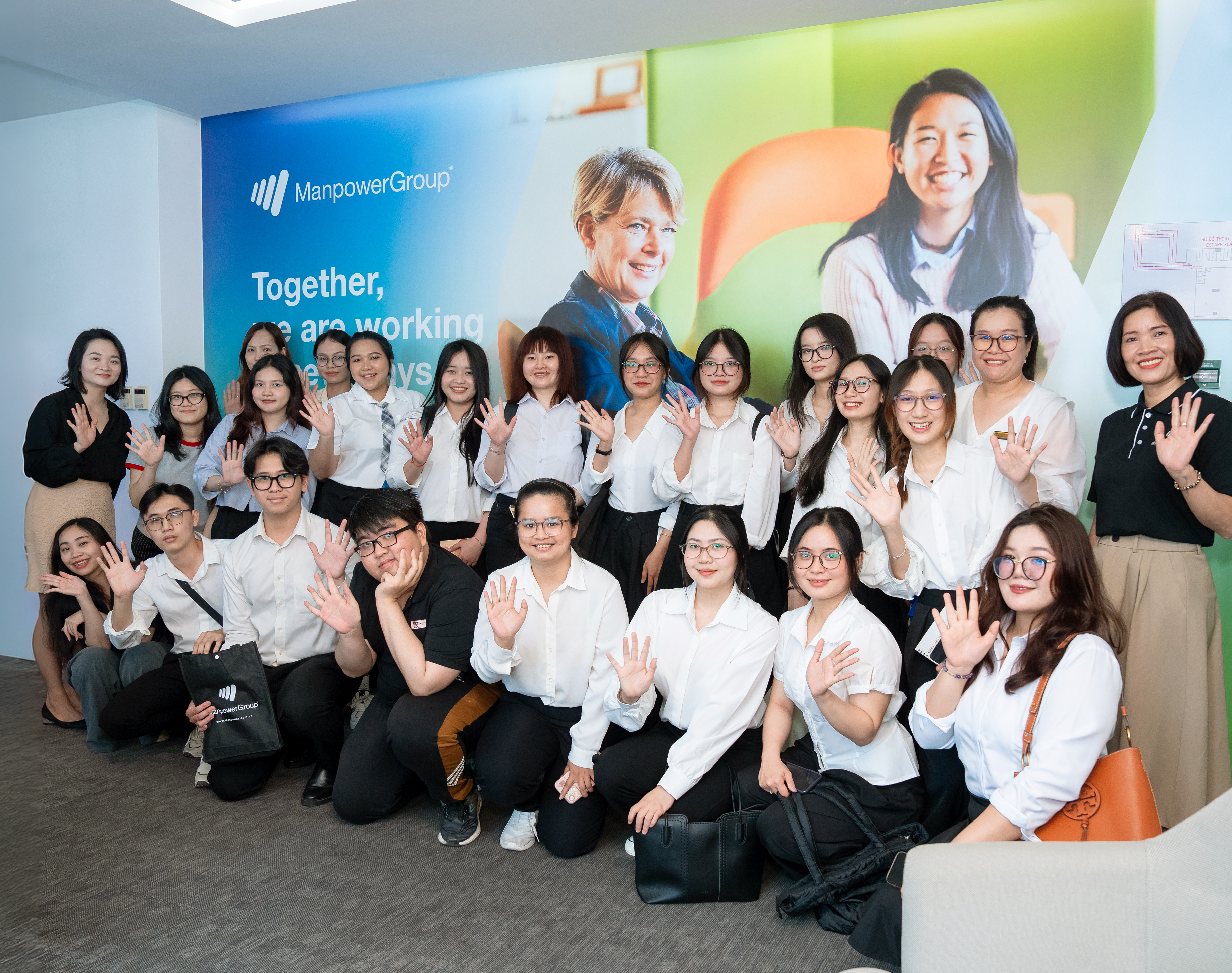 Sinh viên HUTECH tham quan văn phòng Manpower Việt Nam trong chương trình hướng nghiệp tháng 11.
