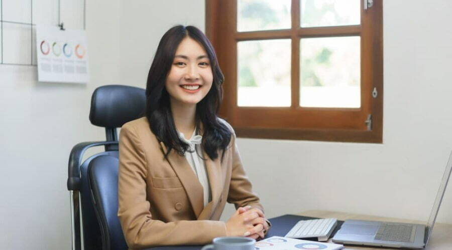 Chuyên gia RPO từ Manpower Việt Nam đang tươi cười với khách hàng