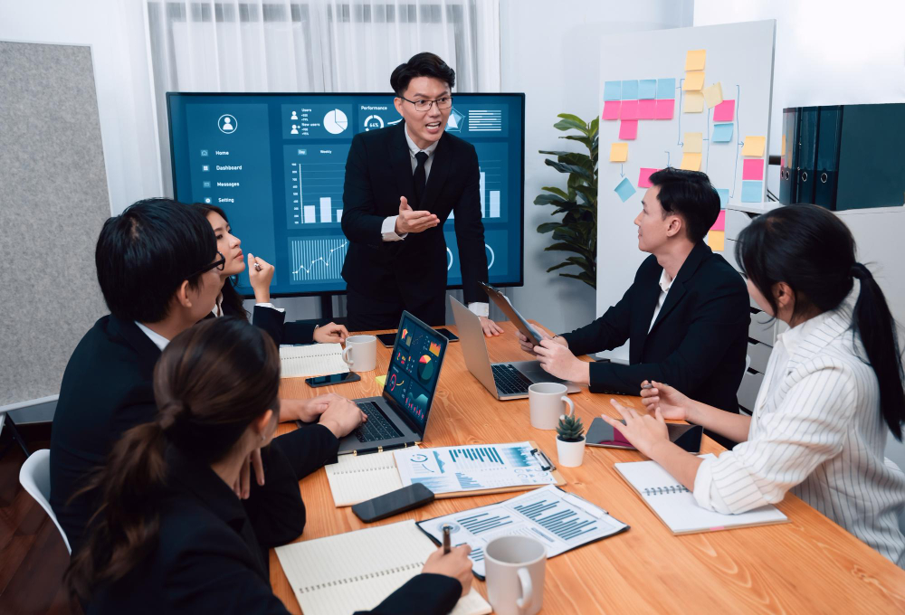Manager presenting strategy to the team, showcasing strong leadership qualities through strategic thinking and clear communication.