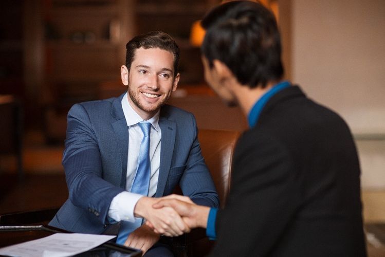 Nhà tuyển dụng bắt tay ứng viên được tuyển dụng qua dịch vụ headhunter của Manpower Việt Nam