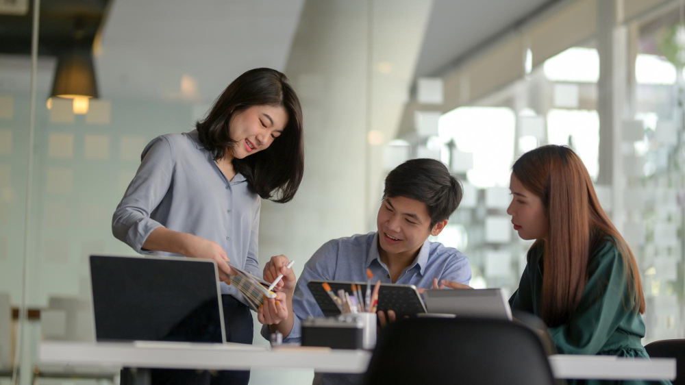 Senior professional leader guiding a multicultural team using the Vietnamese management style.