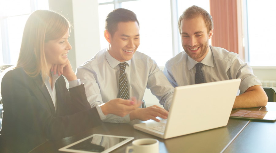 A consultant from HR services company discusses EOR services with clients in meeting room