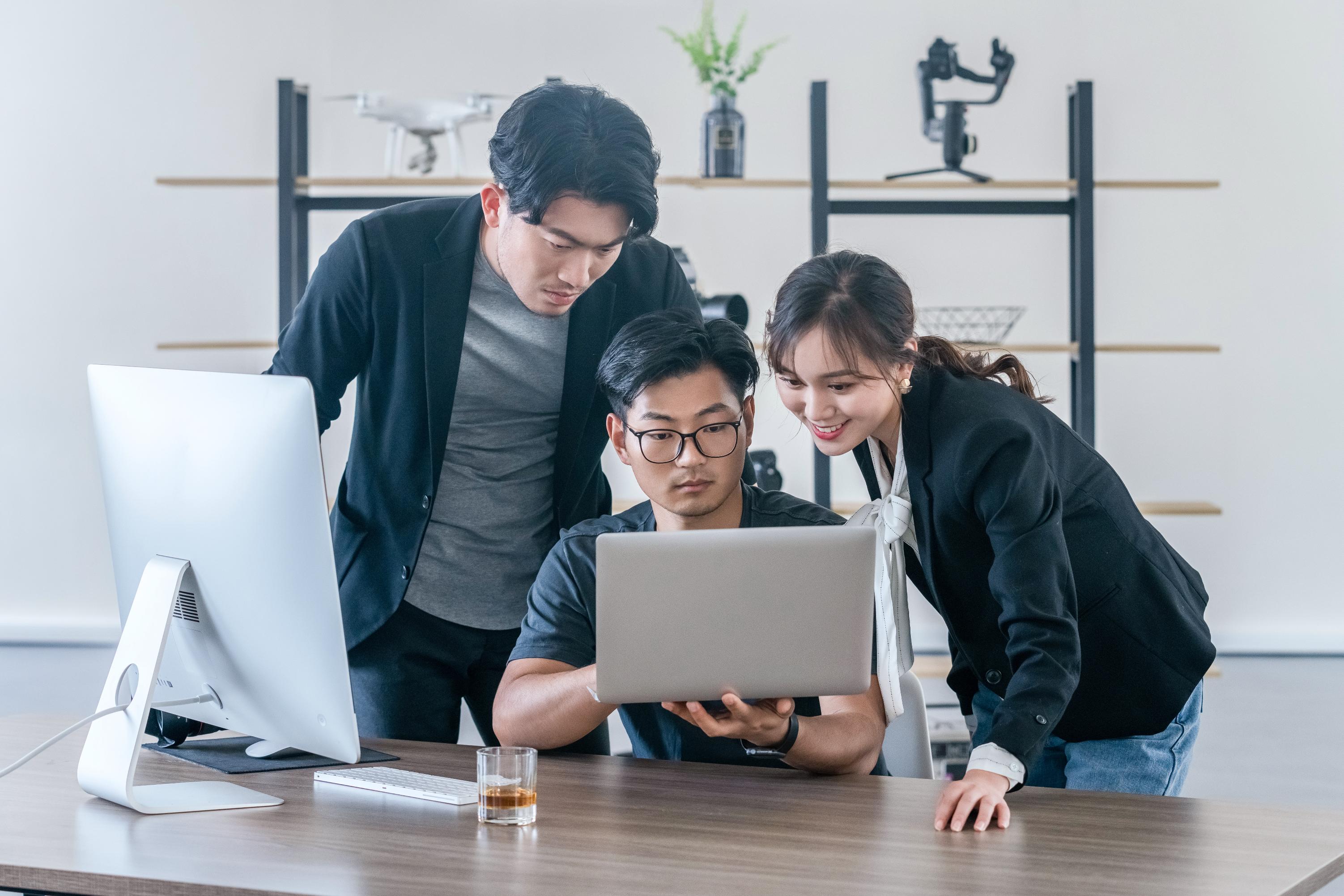 Nhân sự cân nhắc giữa HRIS và HRMS