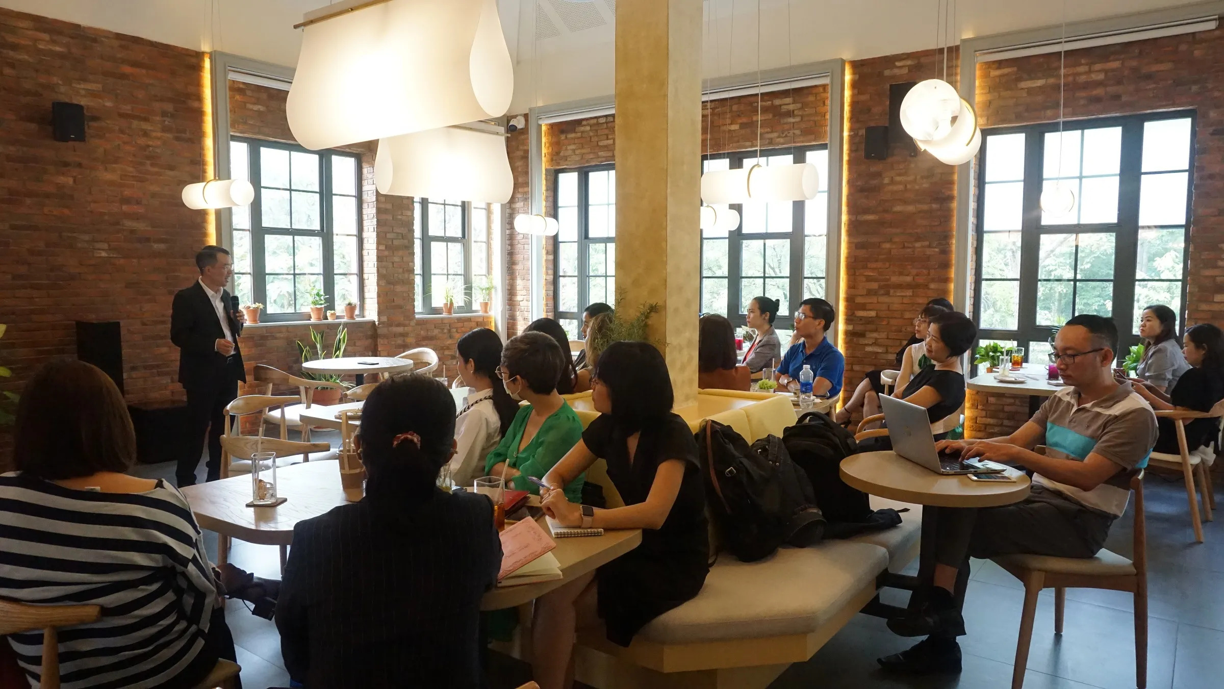 Business Breakfast #1 - Top HR Trends in Logistics 2022