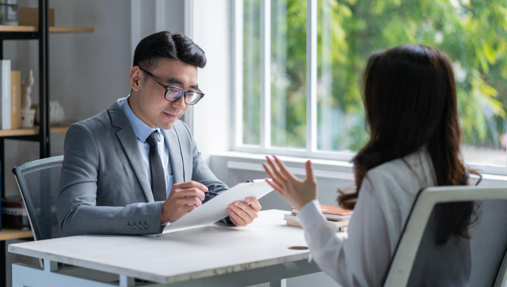 Nhân sự được đánh giá năng lực và kĩ năng bởi chuyên viên tư vấn chuyển đổi nghề nghiệp