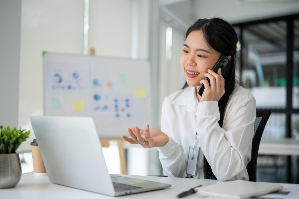 Nhà tuyển dụng đang thực hiện phỏng vấn qua điện thoại để đánh giá mức độ phù hợp ban đầu của ứng viên