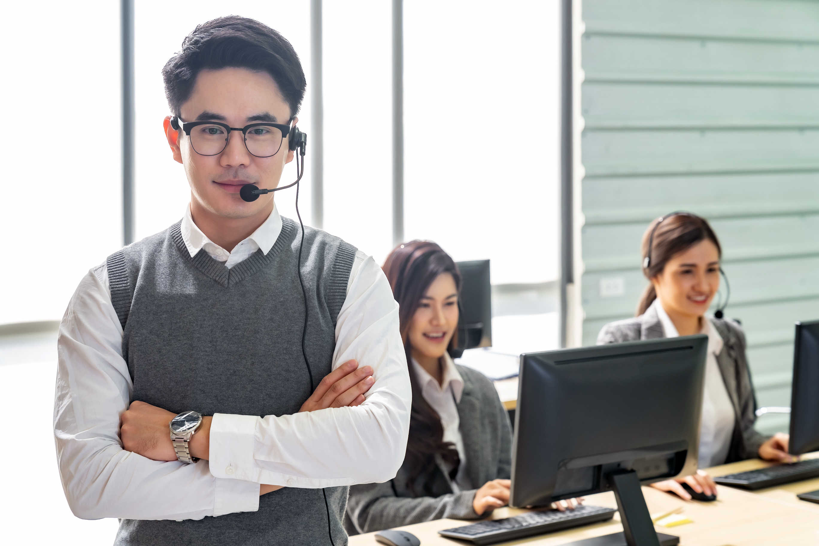 Nam nhân viên làm IT helpdesk trong văn phòng bộ phận CNTT