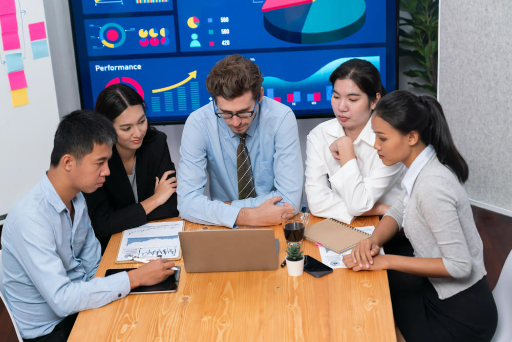 Chuyên viên tuyển dụng dịch vụ RPO của Manpower Việt Nam gặp gỡ khách hàng để thảo luận về chiến lược tuyển dụng.