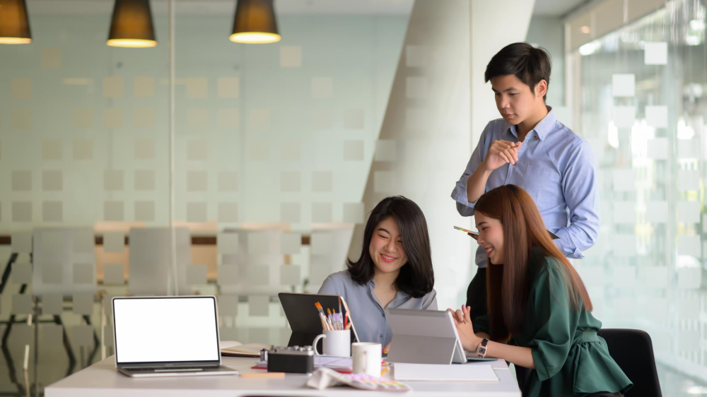 Đồng nghiệp gắn kết với nhau trong doanh nghiệp có các chính sách phúc lợi cho nhân viên tốt.