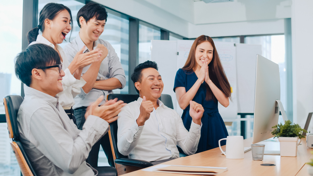 Các nhân viên vui vẻ khi nhận được các phúc lợi từ công ty.