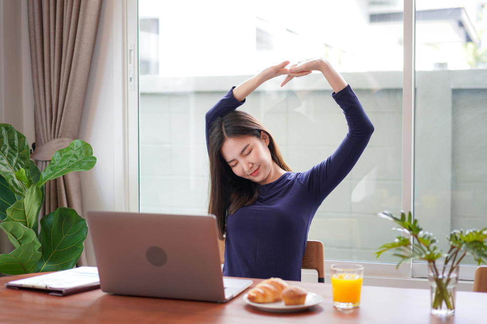 Một bạn trẻ GenZ đang vươn vai, thư giãn sau giờ làm việc căng thẳng