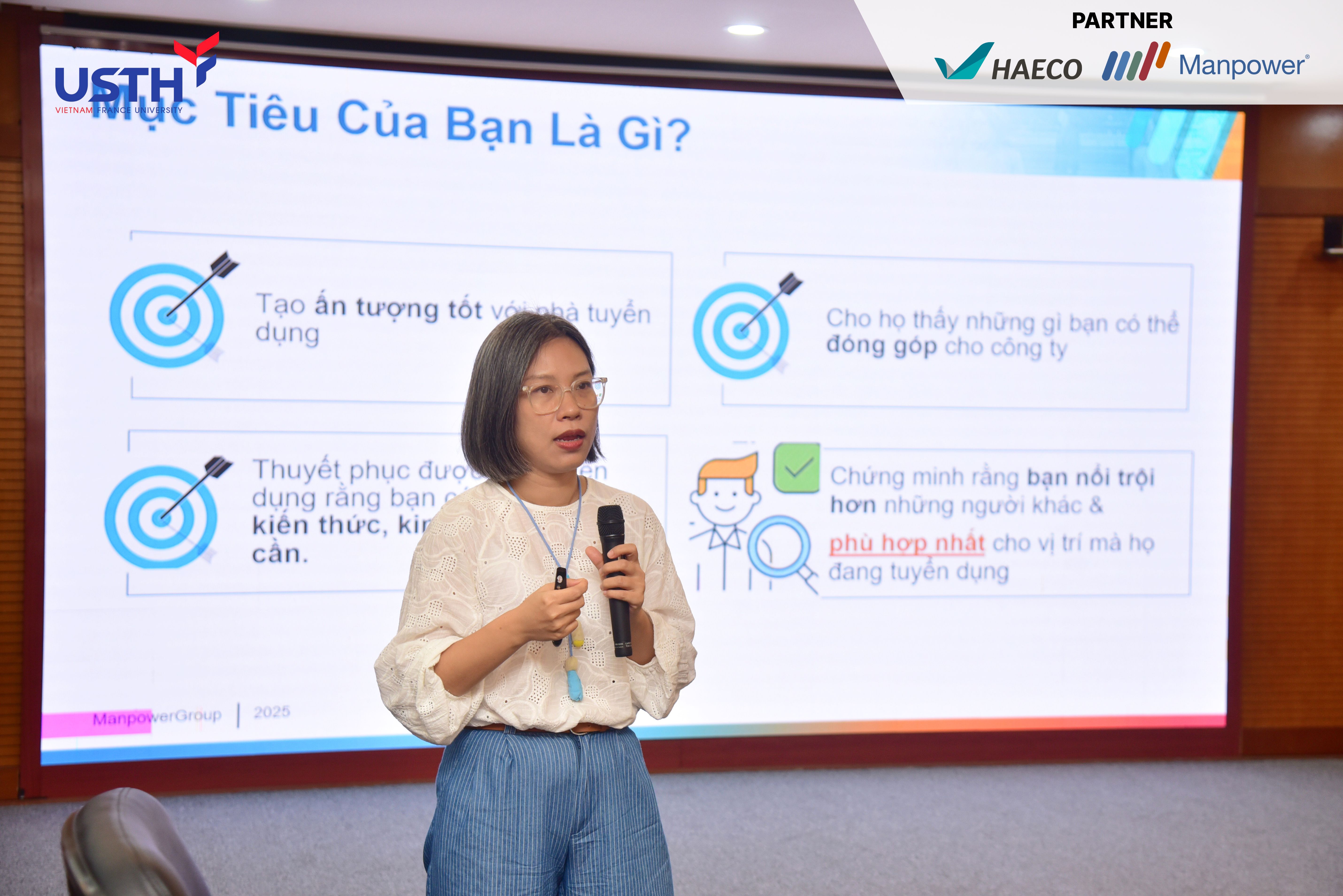 HAECO Group experts sharing aviation career insights with engineering students at the Recruitment Open Day.