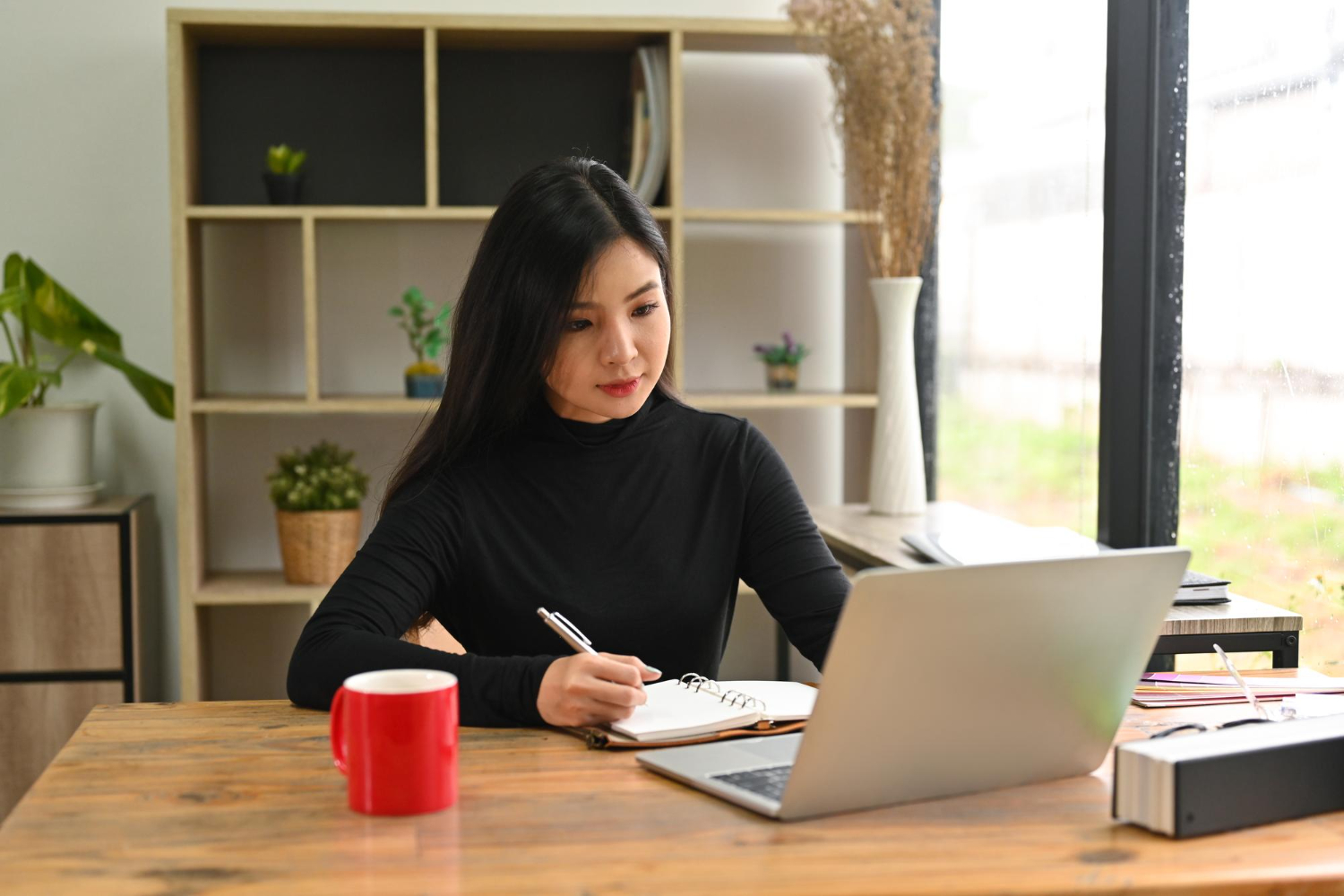 Cô gái chuẩn bị đi xin việc xem hướng dẫn từ ManpowerGroup Vietnam trước khi viết thư ứng tuyển