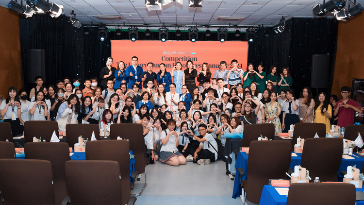 Chị Nguyễn Thanh Thuỷ, Trưởng phòng Tuyển dụng, Manpowergroup Việt Nam chụp ảnh kỷ niệm cùng sinh viên ĐH. Hoa Sen tham dự cuộc thi
