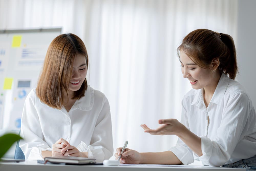 A manager appraises employee's performance