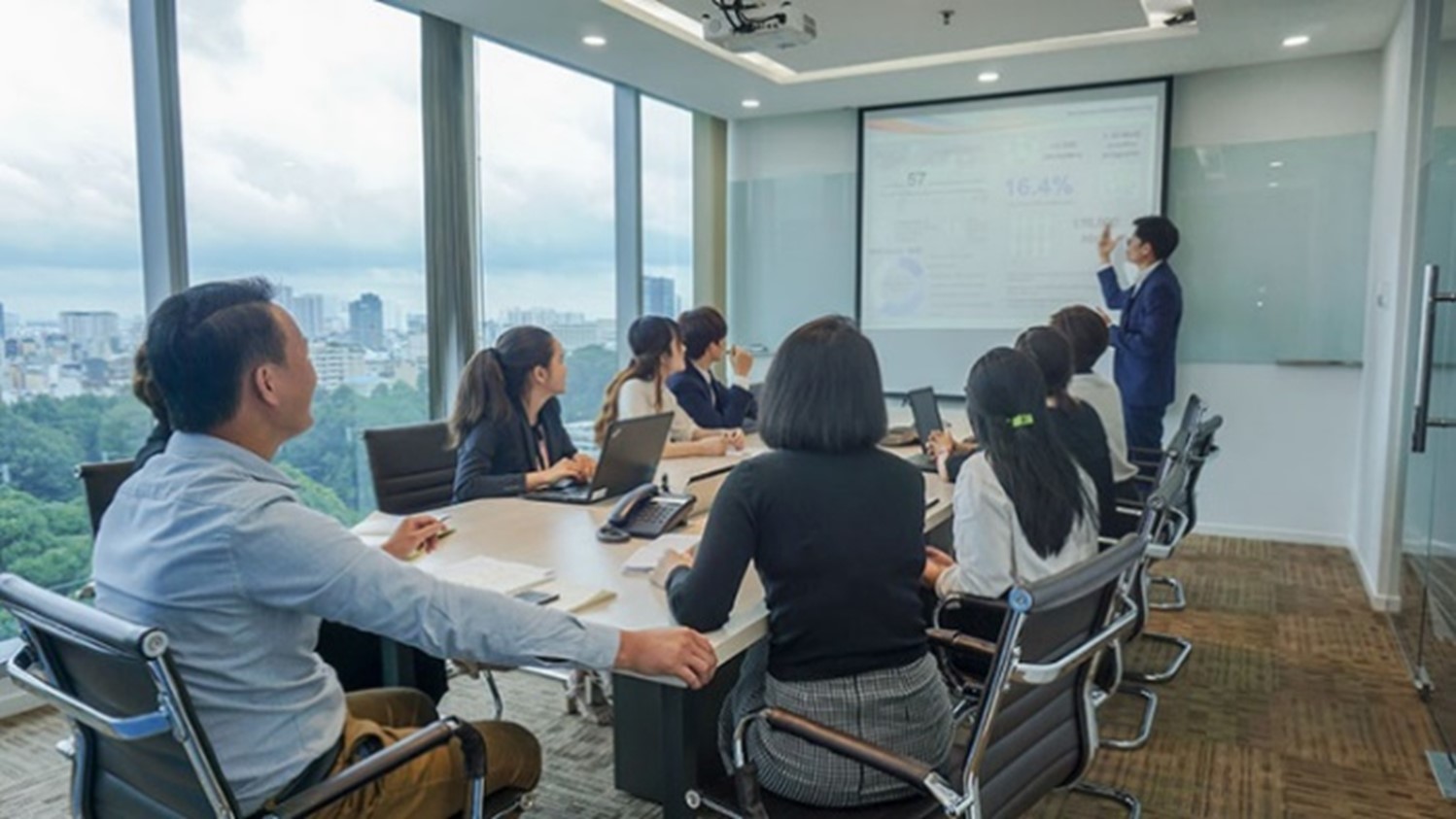 Các chuyên gia dịch vụ Quản lý Nhân sự EOR của Manpower Vietnam trong phòng họp thảo luận để đưa các giải pháp nhân sự sáng tạo đến doanh nghiệp.