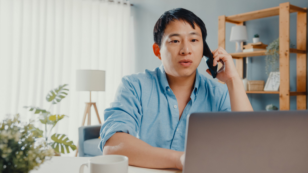 tech applicant discussing salary and benefits detail with recruiter