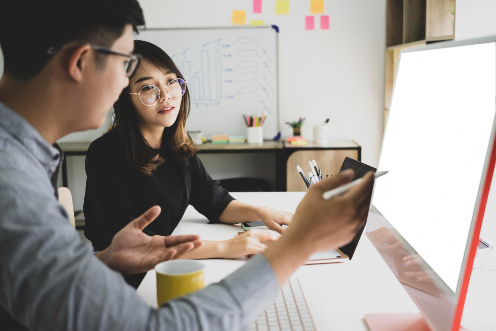 Một người đang hướng dẫn cách thể hiện kỹ năng mềm trong CV phù hợp cho từng ngành.
