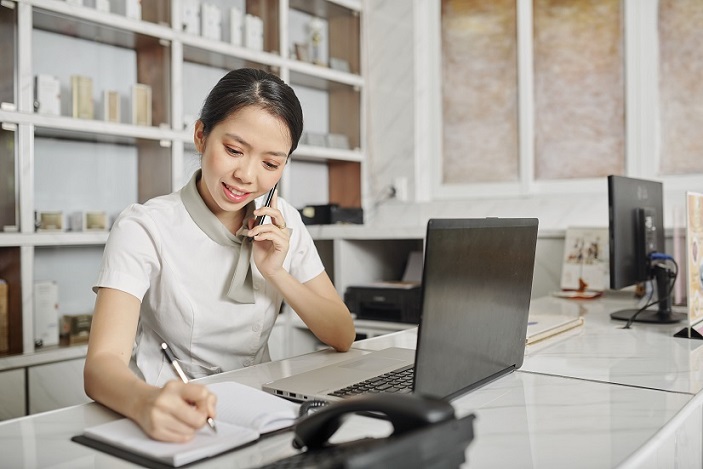 Nhân viên khách sạn lao động phổ thông trả lời điện thoại