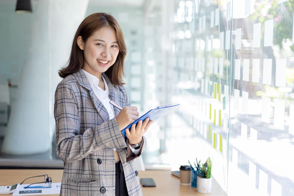 An EOR service consultant from Manpower Vietnam is making a recruitment plan for a client