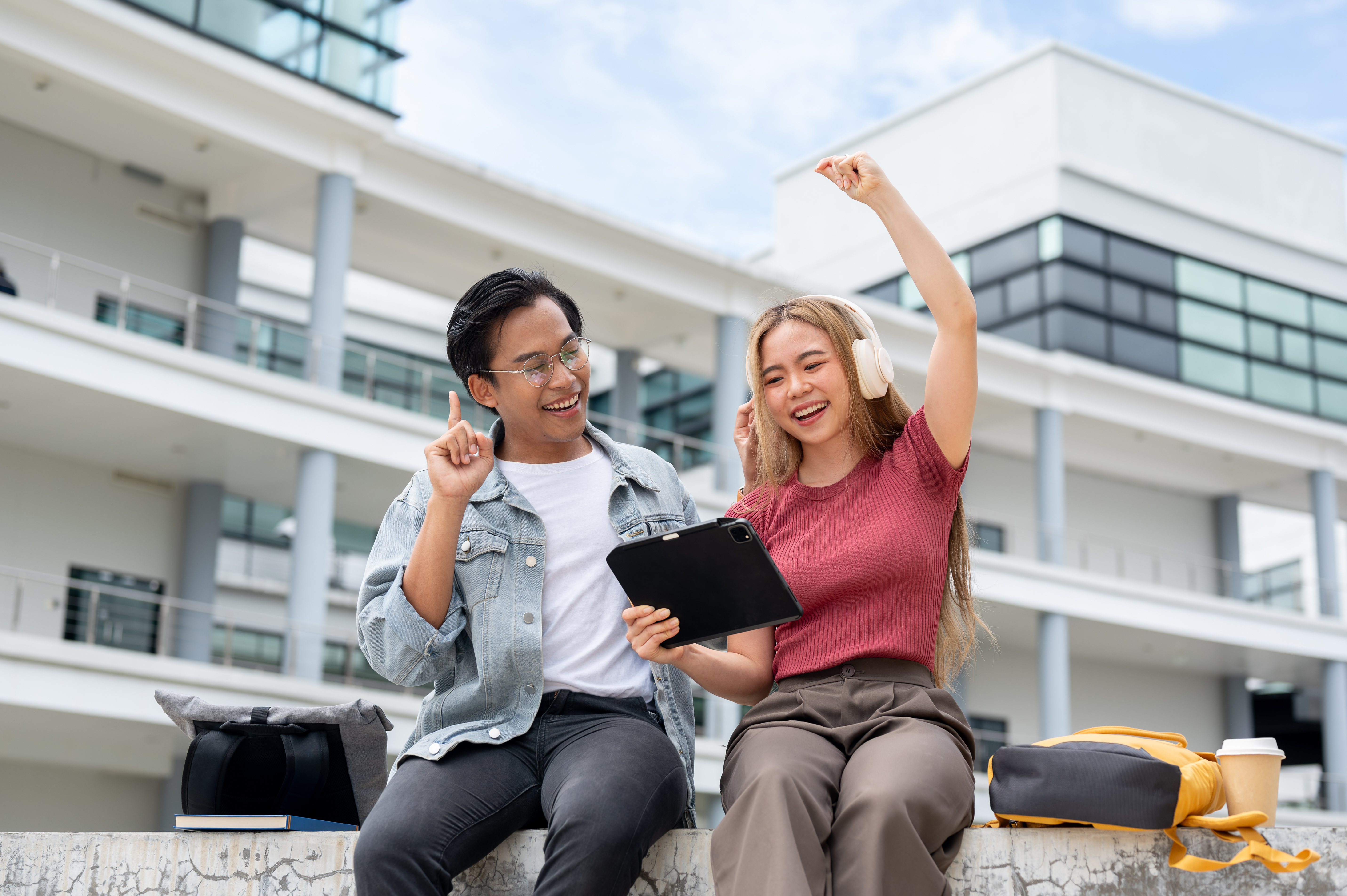 Hai bạn trẻ làm việc linh hoạt ở ngoài văn phòng