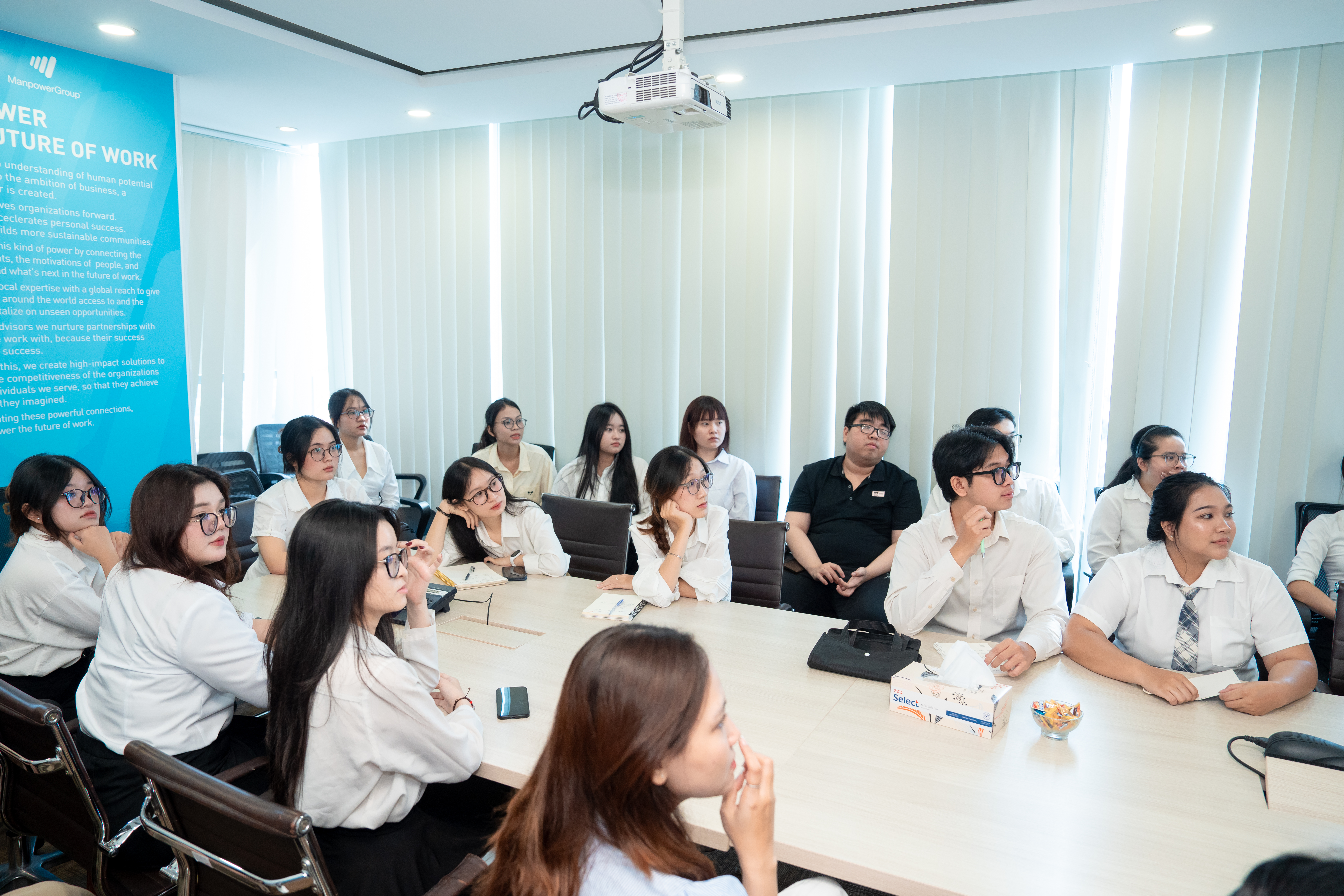 Sinh viên lắng nghe chia sẻ về xu hướng nghề nghiệp và kỹ năng cần thiết từ chuyên gia Manpower Việt Nam.