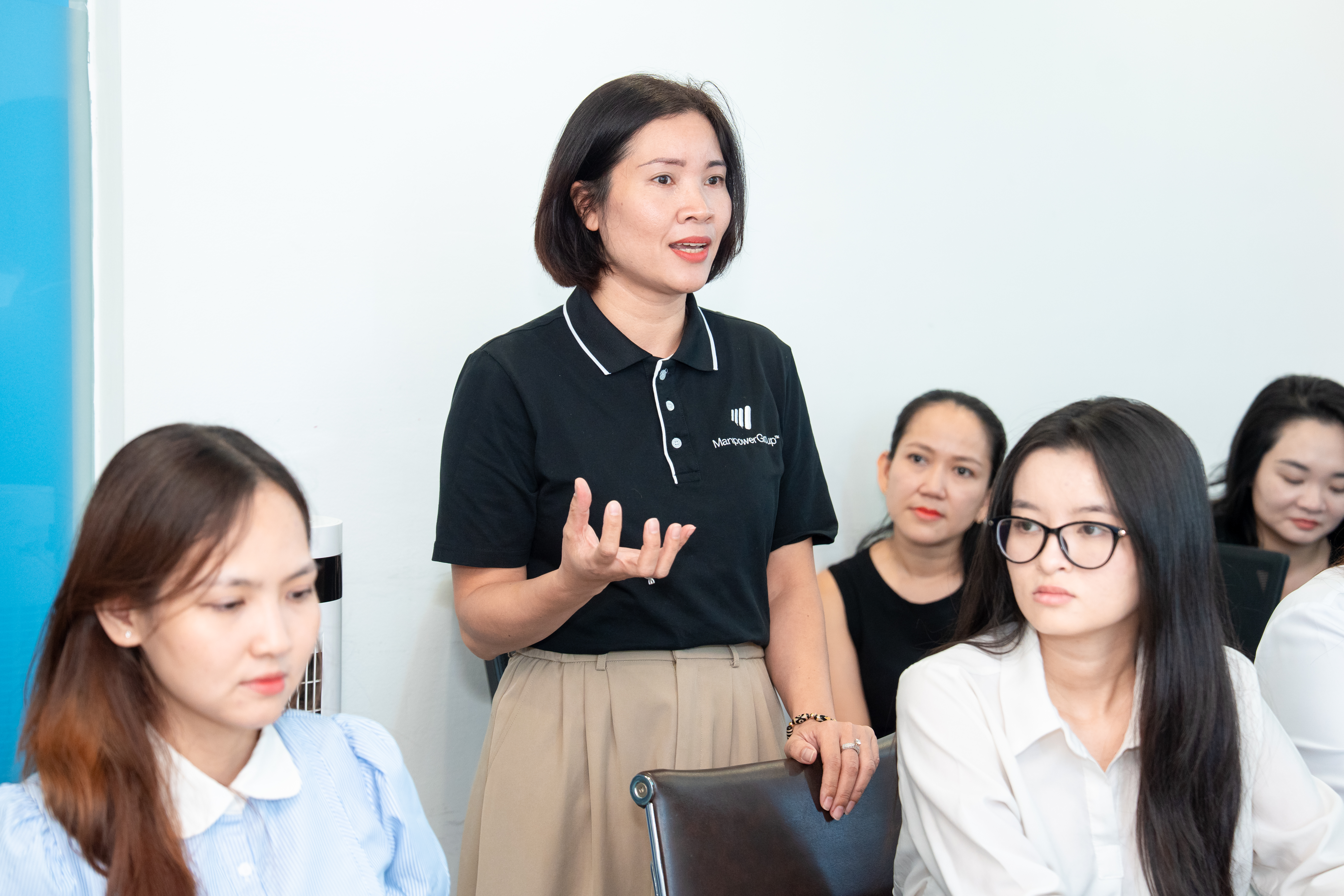 Sinh viên trao đổi trực tiếp với chuyên gia Manpower về cơ hội nghề nghiệp và lộ trình phát triển.