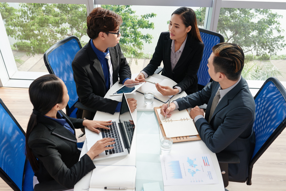 Những nhà quản lý đang thảo luận về quy trình quản lý nhân sự hiệu quả cho doanh nghiệp