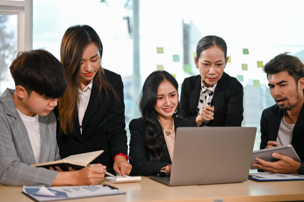 Các chuyên viên tuyển dụng dịch vụ RPO của Manpower Việt Nam đang thảo luận về 1 dự án tiềm năng