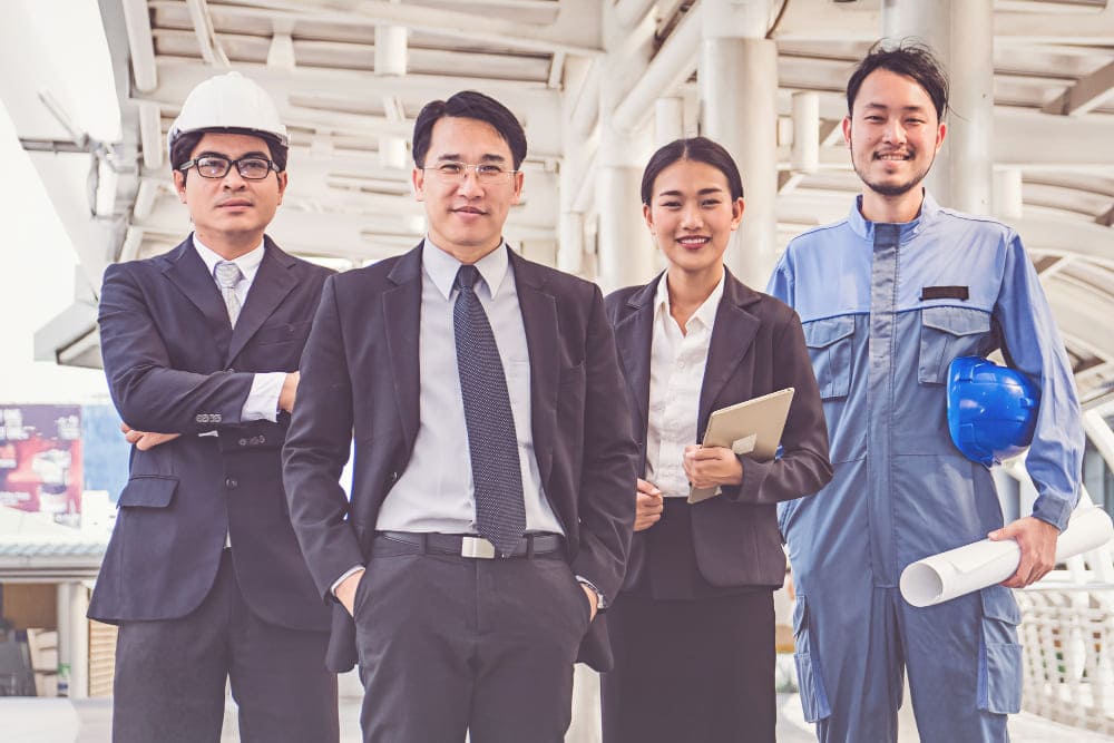 Các chuyên viên tuyển dụng dịch vụ RPO của Manpower Việt Nam đang thảo luận về 1 dự án tiềm năng