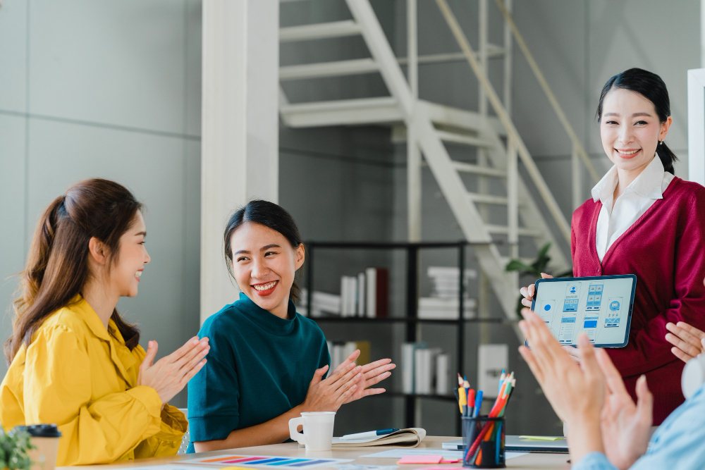 Nhóm nhân viên thể hiện các kỹ năng mềm như giao tiếp, phản biện, làm việc nhóm trong cuộc họp.