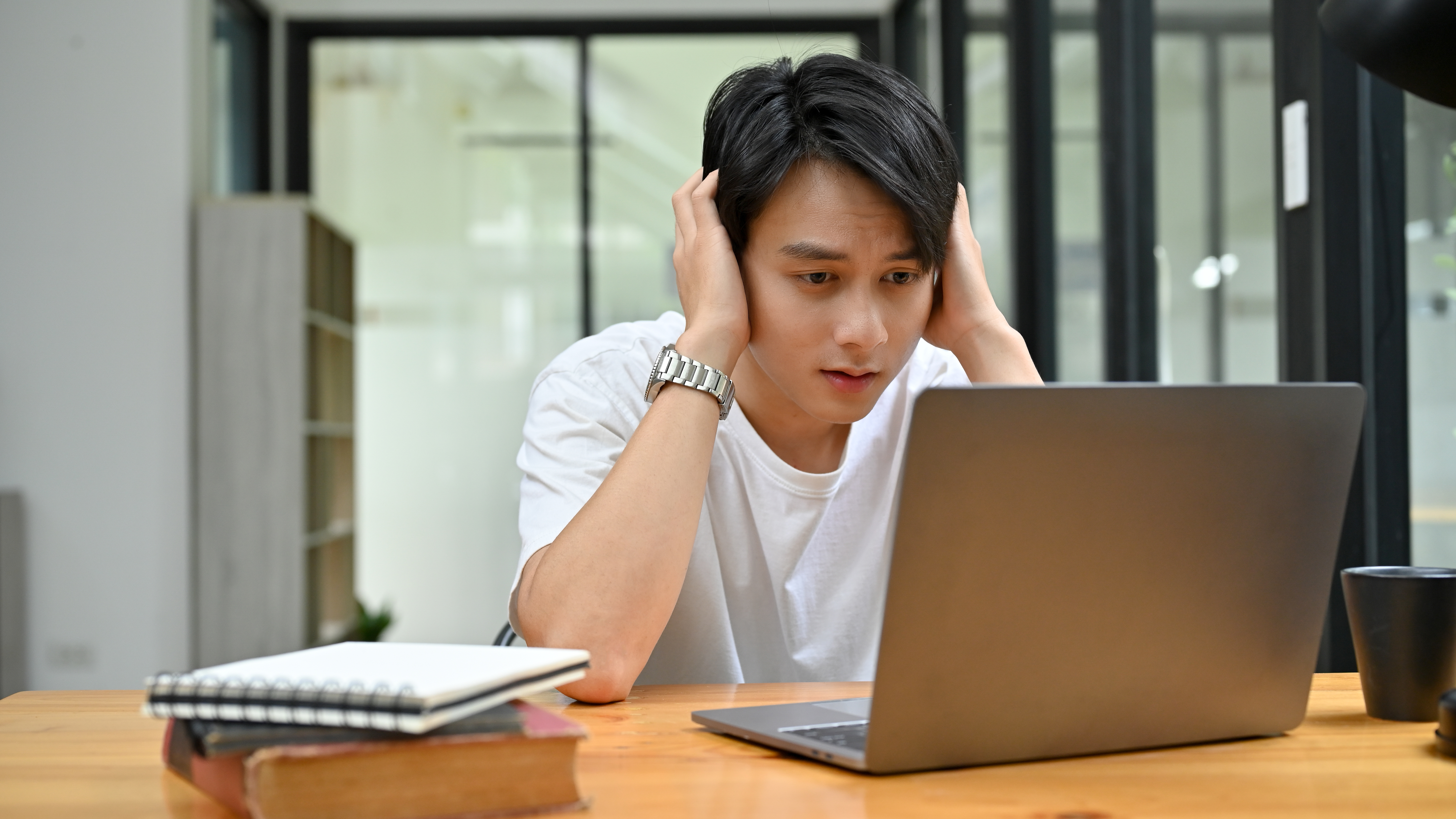 Chàng trai ngồi tính lương thực nhận, phân vân giữa lựa chọn nên deal lương gross hay net