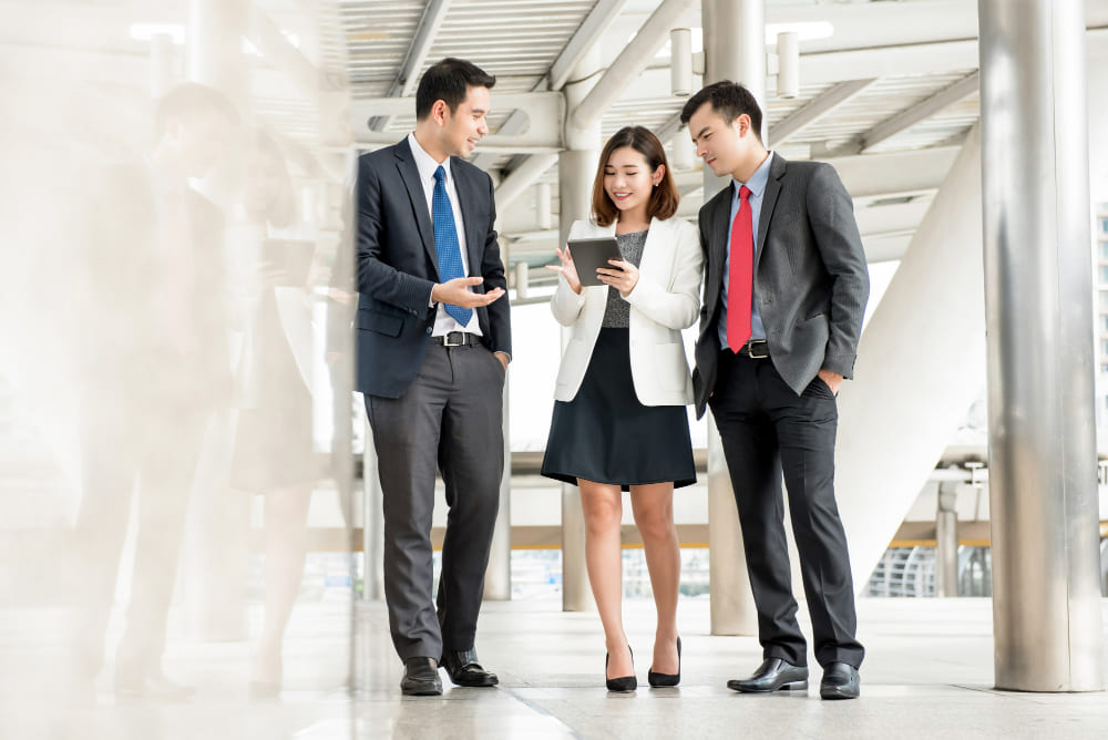 EOR service provider explaining statutory benefits packages and compensation planning
