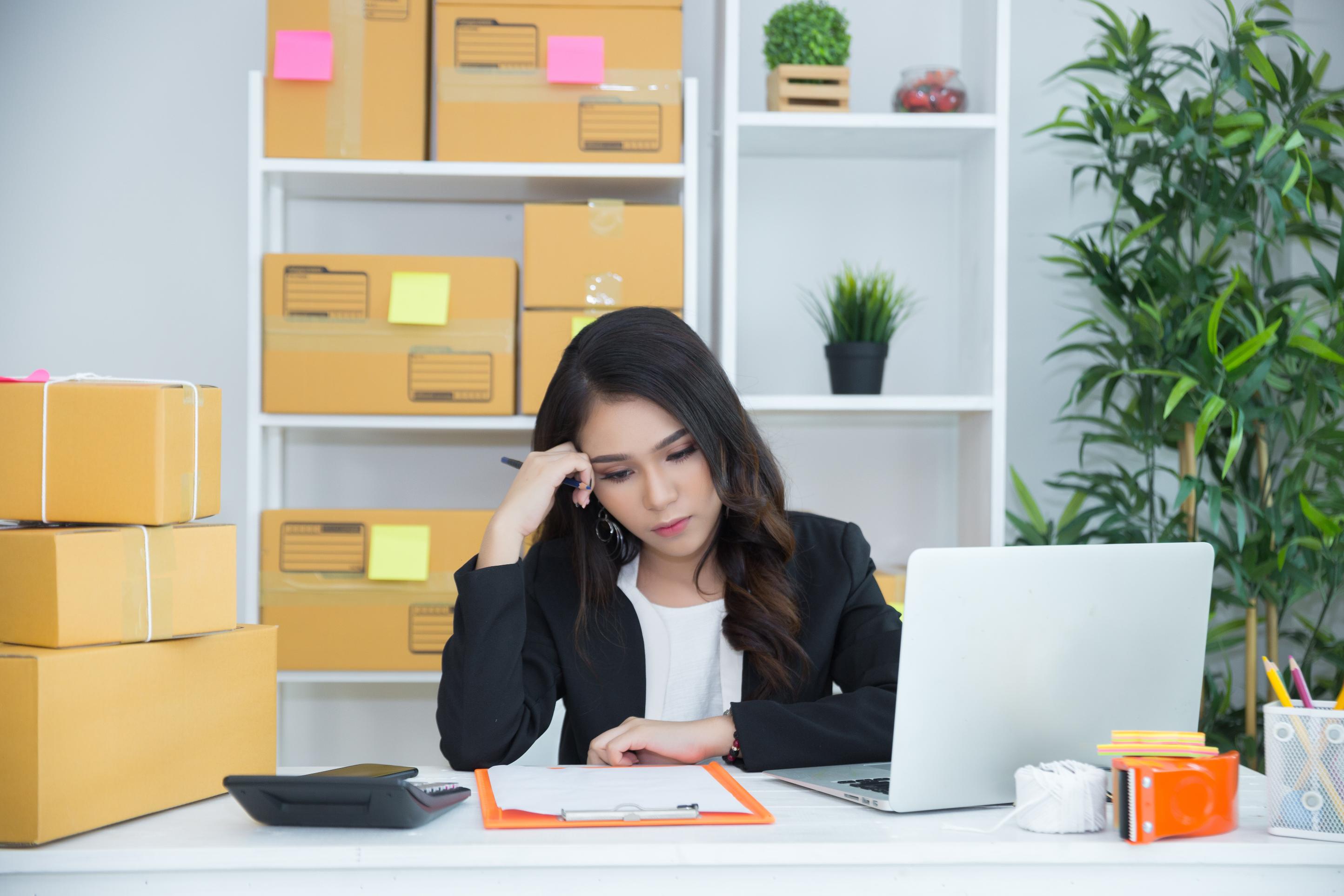 Nhân sự công ty cân nhắc giữa ứng dụng HRIS và HRMS 