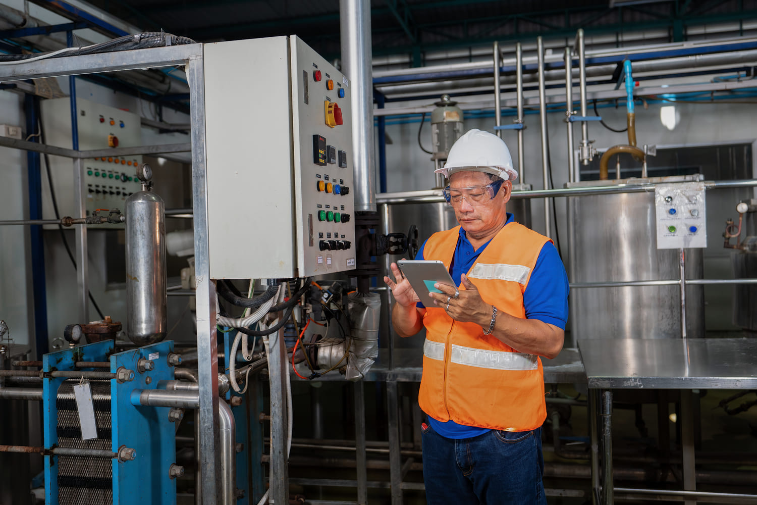Chuyên viên bảo trì kiểm tra hiệu chuẩn máy móc và quyền vận hành an toàn trên máy tính bảng