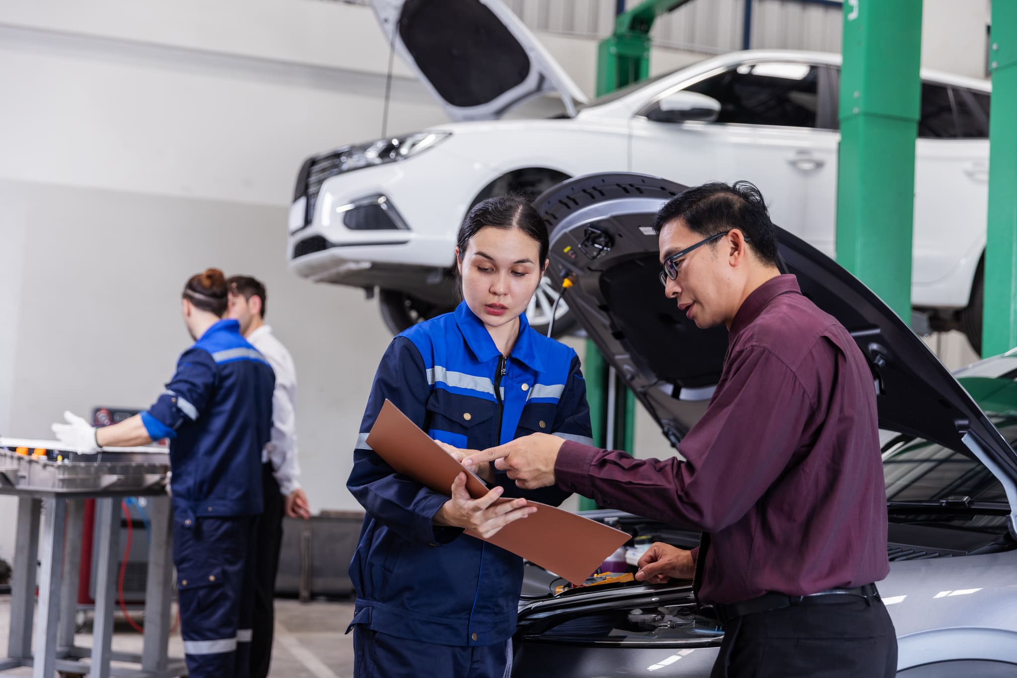 Các chuyên gia kỹ thuật ô tô kiểm tra linh kiện xe điện và cấu trúc pin