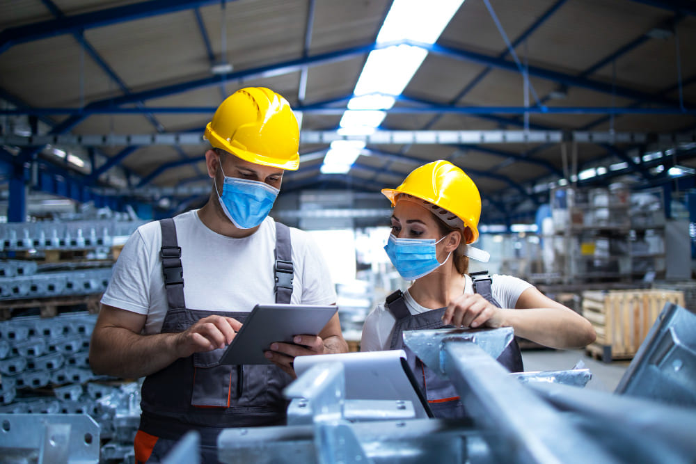 Quản lý nhà máy hướng dẫn nhân viên mới thực hiện công việc tại vị trí sản xuất