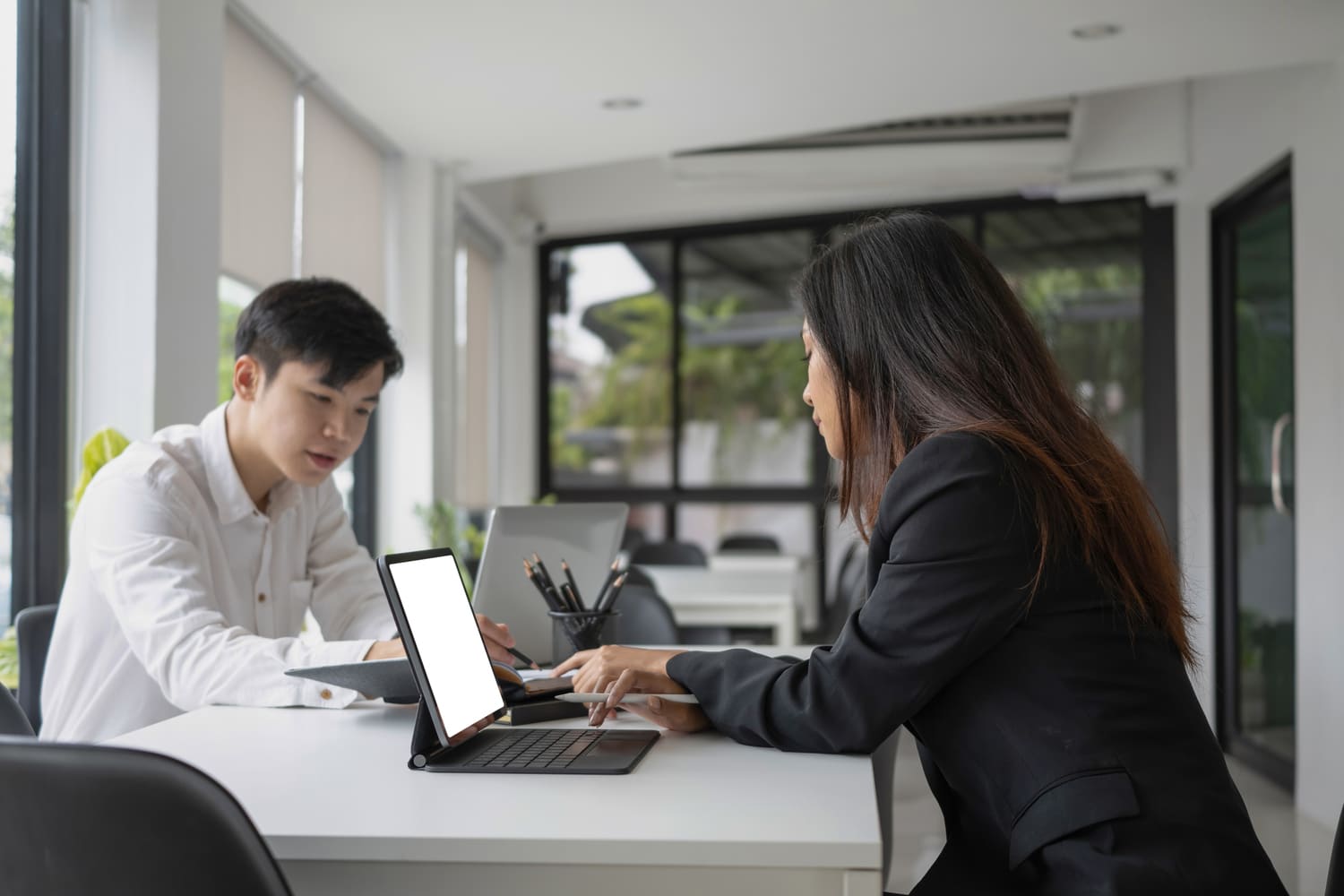 Specialized recruitment consultant presenting talent sourcing strategies to a hiring manager.